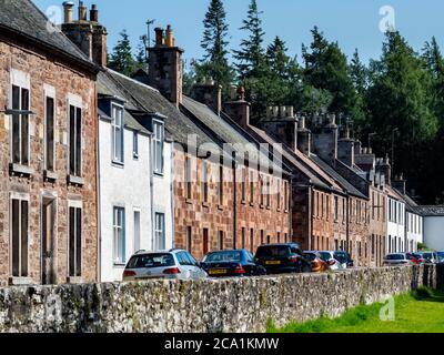 Terrasse von Häusern in Gifford, East Lothian, Schottland, Großbritannien. Stockfoto