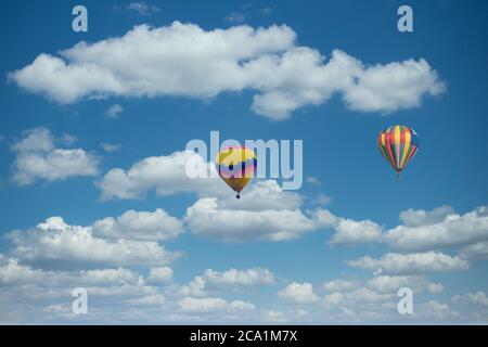 Zwei Heißluftballons am blauen Himmel Stockfoto