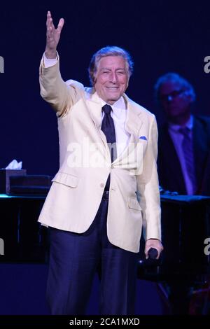 Hollywood, Vereinigte Staaten Von Amerika. März 2014. HOLLYWOOD FL - MÄRZ 14: Tony Bennett tritt bei Hard Rock Live im Seminole Hard Rock Hotel & Casino am 14. März 2014 in Hollywood, Florida Menschen: Tony Bennett Kredit: Storms Media Group/Alamy Live News Stockfoto