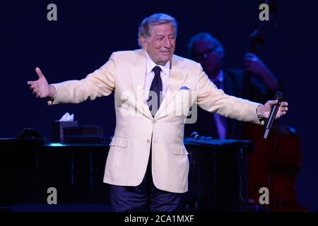 Hollywood, Vereinigte Staaten Von Amerika. März 2014. HOLLYWOOD FL - MÄRZ 14: Tony Bennett tritt bei Hard Rock Live im Seminole Hard Rock Hotel & Casino am 14. März 2014 in Hollywood, Florida Menschen: Tony Bennett Kredit: Storms Media Group/Alamy Live News Stockfoto