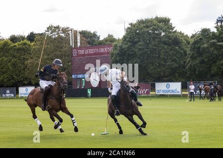 Egham, Großbritannien. August 2020. Polo-Spieler und Pferde der Teams Next Generation und Segavas nehmen an einem Liga-Phase-Spiel für die Cartier Queen's Cup 2020 auf dem Gelände der Königin im Guards Polo Club in Windsor Great Park. Next Generation gewann das Spiel 11:9. Kredit: Mark Kerrison/Alamy Live Nachrichten Stockfoto