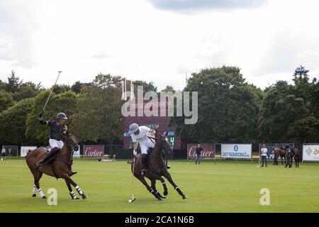 Egham, Großbritannien. August 2020. Polo-Spieler und Pferde der Teams Next Generation und Segavas nehmen an einem Liga-Phase-Spiel für die Cartier Queen's Cup 2020 auf dem Gelände der Königin im Guards Polo Club in Windsor Great Park. Next Generation gewann das Spiel 11:9. Kredit: Mark Kerrison/Alamy Live Nachrichten Stockfoto