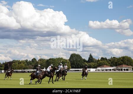 Egham, Großbritannien. August 2020. Polo-Spieler und Pferde der Teams Next Generation und Segavas nehmen an einem Liga-Phase-Spiel für die Cartier Queen's Cup 2020 auf dem Gelände der Königin im Guards Polo Club in Windsor Great Park. Next Generation gewann das Spiel 11:9. Kredit: Mark Kerrison/Alamy Live Nachrichten Stockfoto