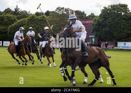 Egham, Großbritannien. August 2020. Polo-Spieler und Pferde der Teams Next Generation und Segavas nehmen an einem Liga-Phase-Spiel für die Cartier Queen's Cup 2020 auf dem Gelände der Königin im Guards Polo Club in Windsor Great Park. Next Generation gewann das Spiel 11:9. Kredit: Mark Kerrison/Alamy Live Nachrichten Stockfoto