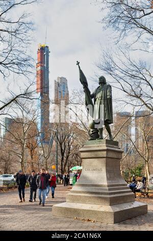 Christopher Columbus Statue (von Jeronimo Suol) im Central Park New York City Tageslicht Blick mit Bäumen und Wolken am Himmel Stockfoto