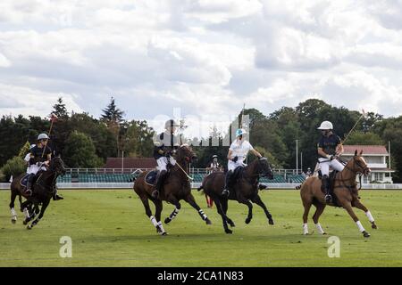 Egham, Großbritannien. August 2020. Polo-Spieler und Pferde der Teams Next Generation und Segavas nehmen an einem Liga-Phase-Spiel für die Cartier Queen's Cup 2020 auf dem Gelände der Königin im Guards Polo Club in Windsor Great Park. Next Generation gewann das Spiel 11:9. Kredit: Mark Kerrison/Alamy Live Nachrichten Stockfoto