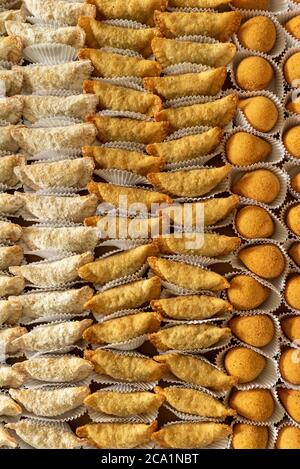 Brasilianische Gastronomie. Verschiedene Snacks, wie Gebäck, Hähnchendrumsticks und Risoles Stockfoto
