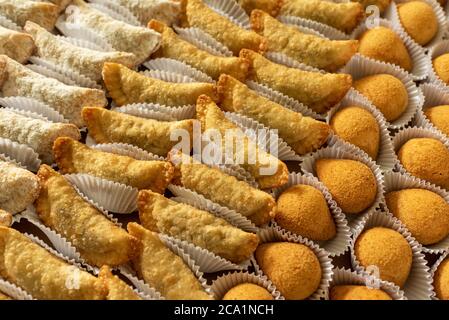 Brasilianische Gastronomie. Verschiedene Snacks, wie Gebäck, Hähnchendrumsticks und Risoles Stockfoto