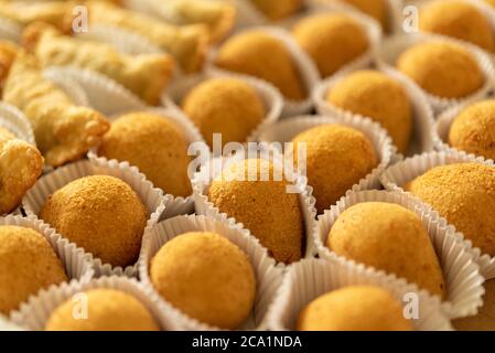 Brasilianische Gastronomie. Verschiedene Snacks, wie Gebäck, Hähnchendrumsticks und Risoles Stockfoto