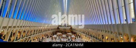 Transport Hub (Oculus) in New York City im Financial District Innenansicht der Haupthalle (entworfen von Santiago Calatrava Architekt) Stockfoto