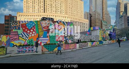 Wandmalkunst (Graffiti) auf dem World Trade plaza in Lower Manhattan New York Tageslichtblick mit Menschen zu Fuß Stockfoto