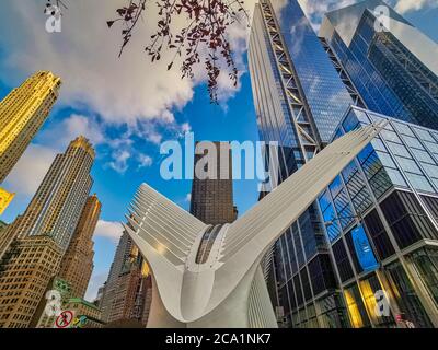 World Trade Center Transportation Hub (Oculus) in New York City Financial District Tageslichteinfall Außenansicht aus tiefem Winkel Stockfoto