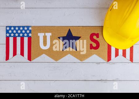 Happy Bundesfeiertag Labor Day Bau gelben Helm auf US-alten Holz Hintergrund. Stockfoto