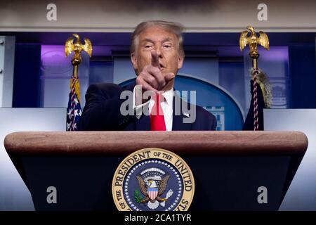 Washington, DC, USA. August 2020. US-Präsident Donald J. Trump hält eine Pressekonferenz im James Brady Press Briefing Room des Weißen Hauses in Washington, DC, USA, am 03. August 2020. Die Verhandlungen zwischen der Trump-Regierung, den Republikanern des US-Senats und den Demokraten im Kongress dauern an, während die Arbeitslosenversicherung für Millionen von Amerikanern bereits abgelaufen ist.Quelle: Michael Reynolds/Pool via CNP Quelle: dpa/Alamy Live News Stockfoto