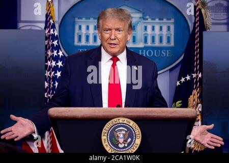 Washington, DC, USA. August 2020. US-Präsident Donald J. Trump hält eine Pressekonferenz im James Brady Press Briefing Room des Weißen Hauses in Washington, DC, USA, am 03. August 2020. Die Verhandlungen zwischen der Trump-Regierung, den Republikanern des US-Senats und den Demokraten im Kongress dauern an, während die Arbeitslosenversicherung für Millionen von Amerikanern bereits abgelaufen ist.Quelle: Michael Reynolds/Pool via CNP Quelle: dpa/Alamy Live News Stockfoto