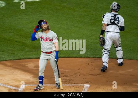 Bronx, Usa. August 2020. Philadelphia Phillies Right Fielder Bryce Harper (3) reagiert darauf, im 1. Inning eines MLB-Baseballspiels gegen die New York Yankees am Montag, 3. August 2020, im Yankee Stadium in New York zu schlagen. Foto von Corey Sipkin/UPI Credit: UPI/Alamy Live News Stockfoto