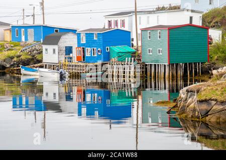 Farbenfrohe Häuser mit Blick auf den inneren Hafen von Rose Blanche, mit verankerten Fischerbooten, Rose Blanche, Neufundland und Labrador NL, Kanada Stockfoto