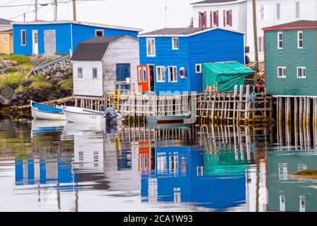 Farbenfrohe Häuser mit Blick auf den inneren Hafen von Rose Blanche, mit verankerten Fischerbooten, Rose Blanche, Neufundland und Labrador NL, Kanada Stockfoto