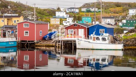 Farbenfrohe Häuser mit Blick auf den inneren Hafen von Rose Blanche, mit verankerten Fischerbooten, Rose Blanche, Neufundland und Labrador NL, Kanada Stockfoto