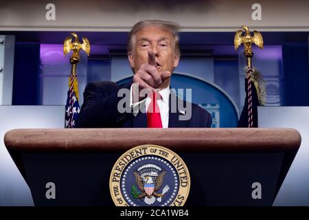 US-Präsident Donald J. Trump hält eine Pressekonferenz im James Brady Press Briefing Room des Weißen Hauses in Washington, DC, USA, am 03. August 2020. Die Verhandlungen zwischen der Trump-Regierung, den Republikanern des US-Senats und den Demokraten im Kongress dauern an, während die Arbeitslosenversicherung für Millionen von Amerikanern bereits abgelaufen ist.Quelle: Michael Reynolds/Pool via CNP /MediaaPunch Stockfoto