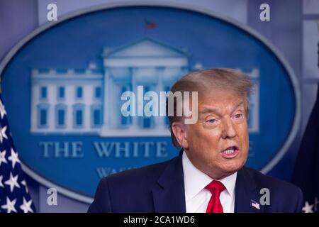 US-Präsident Donald J. Trump hält eine Pressekonferenz im James Brady Press Briefing Room des Weißen Hauses in Washington, DC, USA, am 03. August 2020. Die Verhandlungen zwischen der Trump-Regierung, den Republikanern des US-Senats und den Demokraten im Kongress dauern an, während die Arbeitslosenversicherung für Millionen von Amerikanern bereits abgelaufen ist.Quelle: Michael Reynolds/Pool via CNP /MediaaPunch Stockfoto