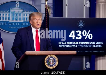 US-Präsident Donald J. Trump hält eine Pressekonferenz im James Brady Press Briefing Room des Weißen Hauses in Washington, DC, USA, am 03. August 2020. Die Verhandlungen zwischen der Trump-Regierung, den Republikanern des US-Senats und den Demokraten im Kongress dauern an, während die Arbeitslosenversicherung für Millionen von Amerikanern bereits abgelaufen ist.Quelle: Michael Reynolds/Pool via CNP /MediaaPunch Stockfoto