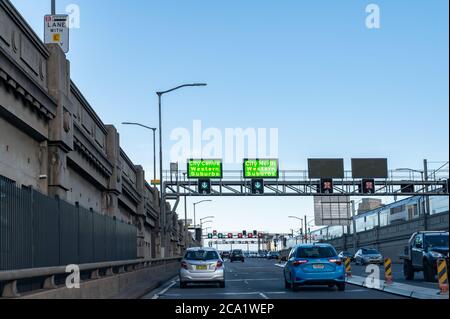 Sydney NSW Australien 9. Juli 2020 - Warringah Highway an einem sonnigen Winternachmittag Stockfoto