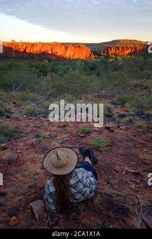 Mann, der die Morgendämmerung über dem Boodjamulla (Lawn Hill) National Park beobachtet, von der Constance Range, Outback Queensland, Australien. Nein, MR Stockfoto