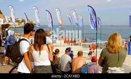 Beach Volleyball in der Stadt Nizza - STADT NIZZA, FRANKREICH - 10. JULI 2020 Stockfoto