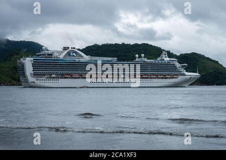 Das Kreuzfahrtschiff "Ruby Princess" der Crown-Klasse verlässt den Hafen von Santos unter regnerischem, bewölktem Himmel. Blick vom Luiz La Scalla Alderman Platz. Stockfoto