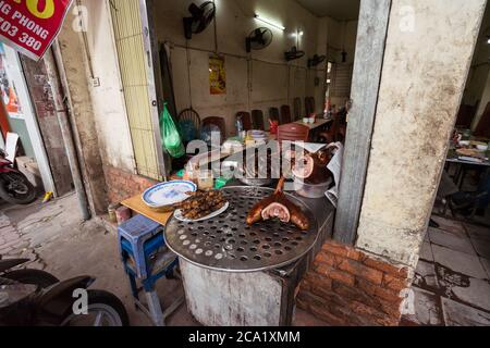 Hanoi / Vietnam - 21. Januar 2020: Hundefleisch serviert in lokalen vietnamesischen Restaurant in Hanoi, Vietnam Stockfoto