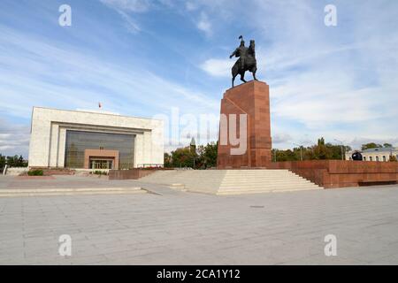 Ala-Too-Platz in Bischkek, Kirgisistan. Ala Too ist der Hauptplatz und verfügt über eine Manas-Statue und das kirgisische Staatliche Historische Museum im brutalistischen Stil. Stockfoto