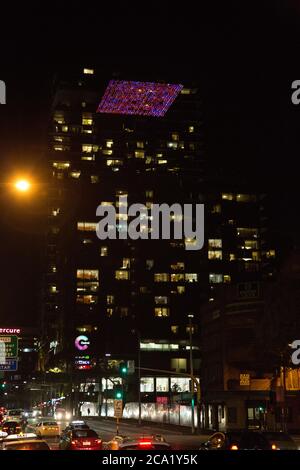 Der Heliostat im Once Central Park in Chippendale, Sydney, kann während des Vivid Festivals vom Broadway erleuchtet werden. Stockfoto