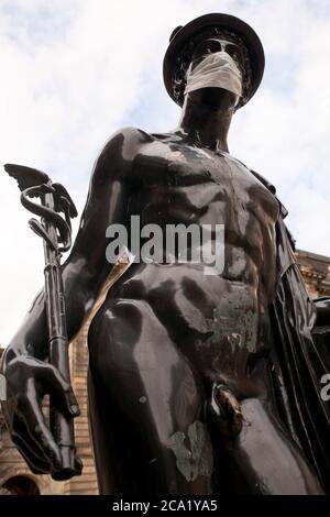 Die Mercurial-Statue in der Glasgow Street wurde durch das Tragen einer Schutzmaske zu einem Symbol des Coronavirus (covid 19). Stockfoto