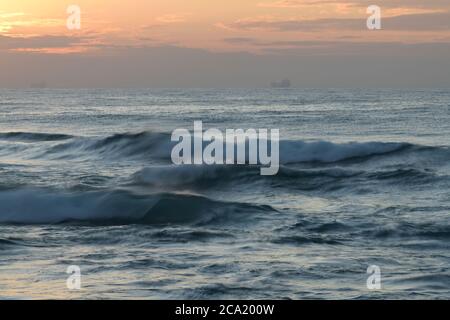 Landschaft, Küste, Seeseite, Durban, Südafrika, Rollen brechen, Schiff am Horizont, Umhlanga Strand, Atmosphäre, Hintergründe, kreativ, Bewegung Stockfoto