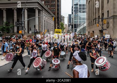 Eine Koalition aus Aktivisten, Pädagogen, Eltern und Studenten protestiert gegen die persönliche Wiedereröffnung der öffentlichen Schulen in New York City inmitten der COOVID-19-Pandemie am 3. August 2020 in New York City. (Foto von Gabriele Holtermann/Sipa USA) Quelle: SIPA USA/Alamy Live News Stockfoto