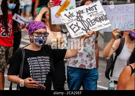 Eine Koalition aus Aktivisten, Pädagogen, Eltern und Studenten protestiert gegen die persönliche Wiedereröffnung der öffentlichen Schulen in New York City inmitten der COOVID-19-Pandemie am 3. August 2020 in New York City. (Foto von Gabriele Holtermann/Sipa USA) Quelle: SIPA USA/Alamy Live News Stockfoto