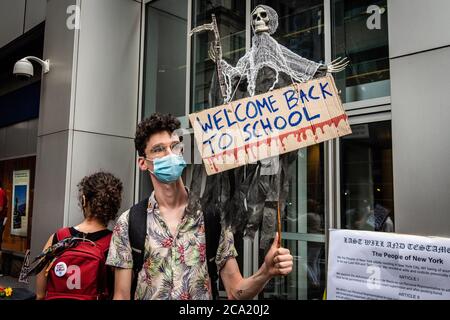 Eine Koalition aus Aktivisten, Pädagogen, Eltern und Studenten protestiert gegen die persönliche Wiedereröffnung der öffentlichen Schulen in New York City inmitten der COOVID-19-Pandemie am 3. August 2020 in New York City. (Foto von Gabriele Holtermann/Sipa USA) Quelle: SIPA USA/Alamy Live News Stockfoto