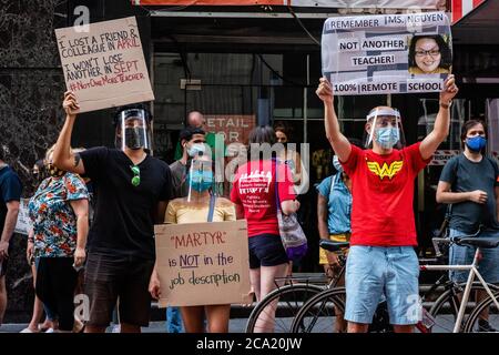 Eine Koalition aus Aktivisten, Pädagogen, Eltern und Studenten protestiert gegen die persönliche Wiedereröffnung der öffentlichen Schulen in New York City inmitten der COOVID-19-Pandemie am 3. August 2020 in New York City. (Foto von Gabriele Holtermann/Sipa USA) Quelle: SIPA USA/Alamy Live News Stockfoto