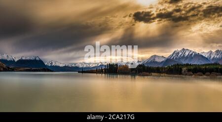 Erstaunlicher dramatischer Himmel und Wolken über den südlichen Alpen am Lake Tekapo Stockfoto
