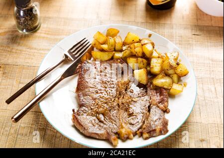 Hausgemachte Steaks und Kartoffeln Stockfoto