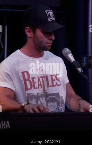 BALA CYNWYD, PA, USA - 11. MÄRZ 2019: Der amerikanische Sänger und Songwriter Jake Miller besucht das Performance Theatre von Q102. Stockfoto