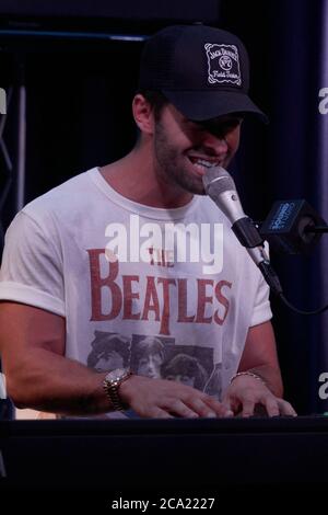 BALA CYNWYD, PA, USA - 11. MÄRZ 2019: Der amerikanische Sänger und Songwriter Jake Miller besucht das Performance Theatre von Q102. Stockfoto