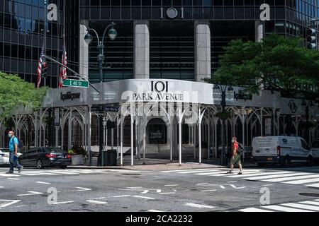 New York, Usa. August 2020. Ansicht der RBS (Royal Bank of Scotland) New York Zentrale auf der Park Avenue in New York am 3. August 2020. Unternehmen angekündigt, dass die Mitarbeiter werden nicht zurück ins Büro gehen, bis mindestens 2021. (Foto von Lev Radin/Sipa USA) Quelle: SIPA USA/Alamy Live News Stockfoto
