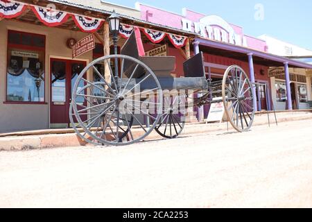 Buggy vor den Saloons und Geschäften in Tombstone, Arizona. Stockfoto