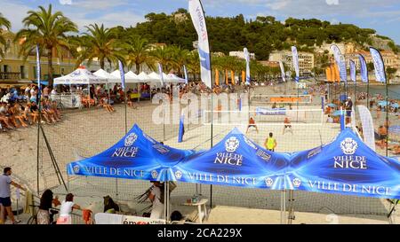 Beach Volleyball in der Stadt Nizza - STADT NIZZA, FRANKREICH - 10. JULI 2020 Stockfoto