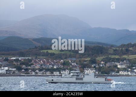 KNM Karmoy (M341), ein Bergjäger der Oksoy-Klasse der Norwegischen Marine, vorbei an Gourock beim Start der Übung Joint Warrior 12-2. Stockfoto