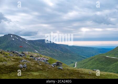 Gleitschirmflieger starten vom Summit Lake, in Hatcher Pass. Stockfoto