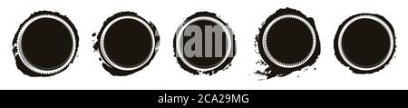 Set aus fünf weißen Rahmen auf schwarzen Grunge-Flecken für Ihr Design. Stock Vektor
