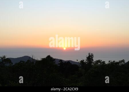 Fotos des Sonnenuntergangs an verschiedenen Orten. Stockfoto